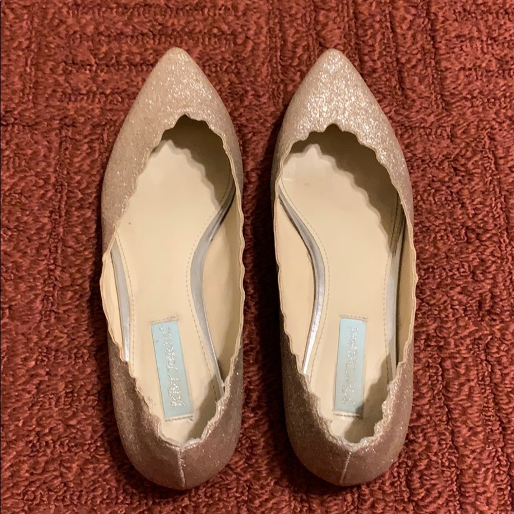 Betsy Johnson Gold Scalloped Flats